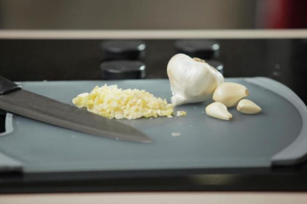 How to Mince Garlic Just A Pinch
